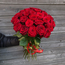 25 красных роз 50 см